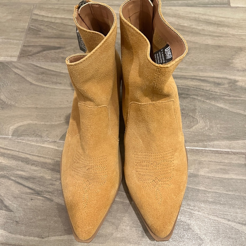 NEW DINGO Tan Suede Ankle Boots